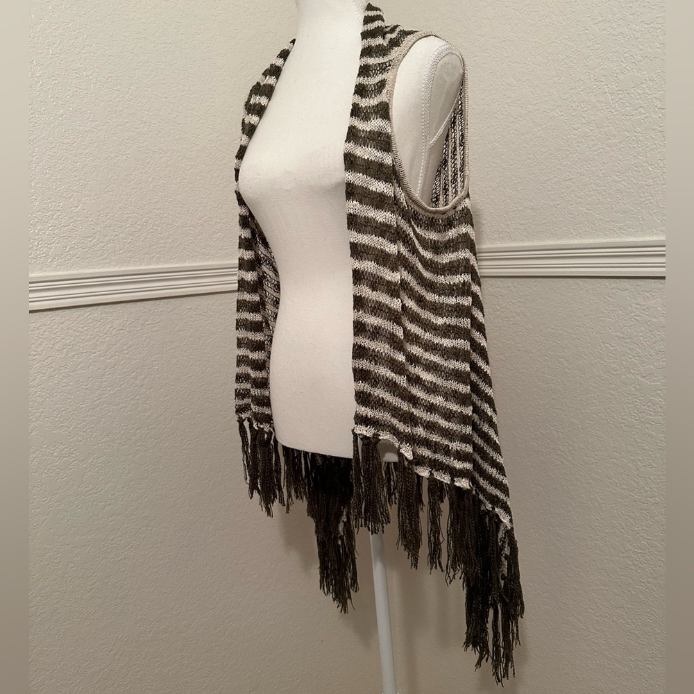 Daytrip Grey Cream Open Weave Fringed Vest - Picture 3 of 7